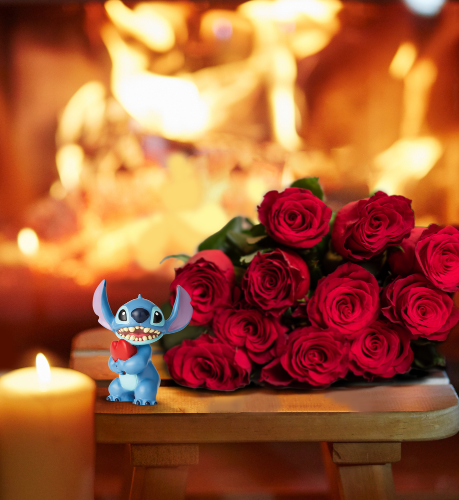 Disney Showcase - Stitch Hugs - Stitch with Heart Mini Figurine