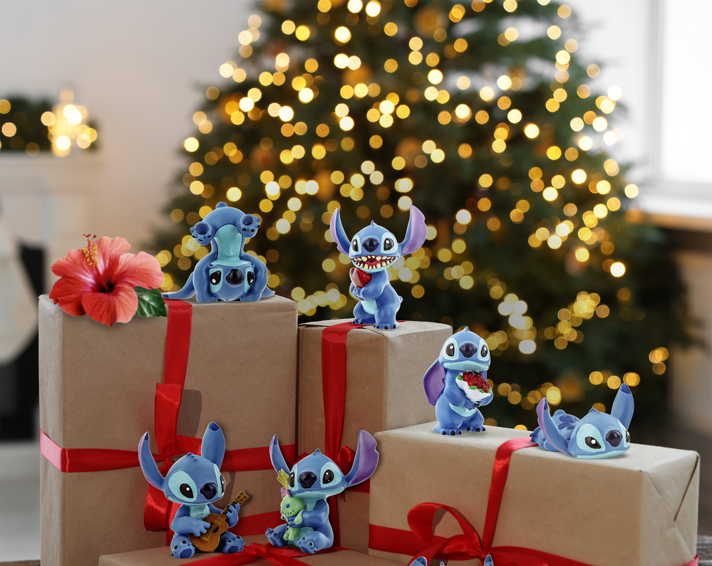 Disney Showcase - Stitch Hugs - Stitch with Flowers Mini Figurine