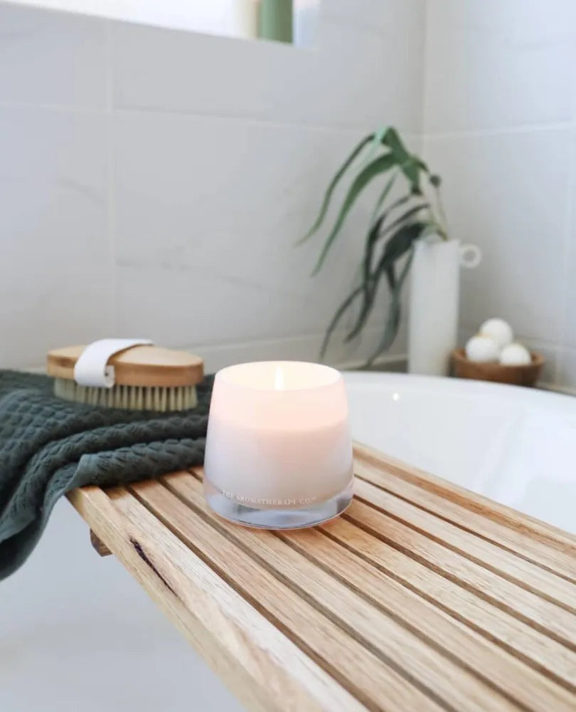 THE AROMATHERAPY CO Therapy Candle Unwind - Coconut & Water Flower