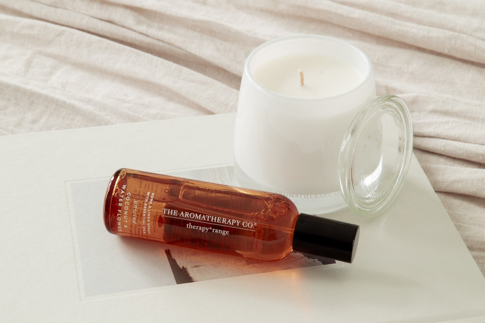 THE AROMATHERAPY CO Therapy Candle Unwind - Coconut & Water Flower