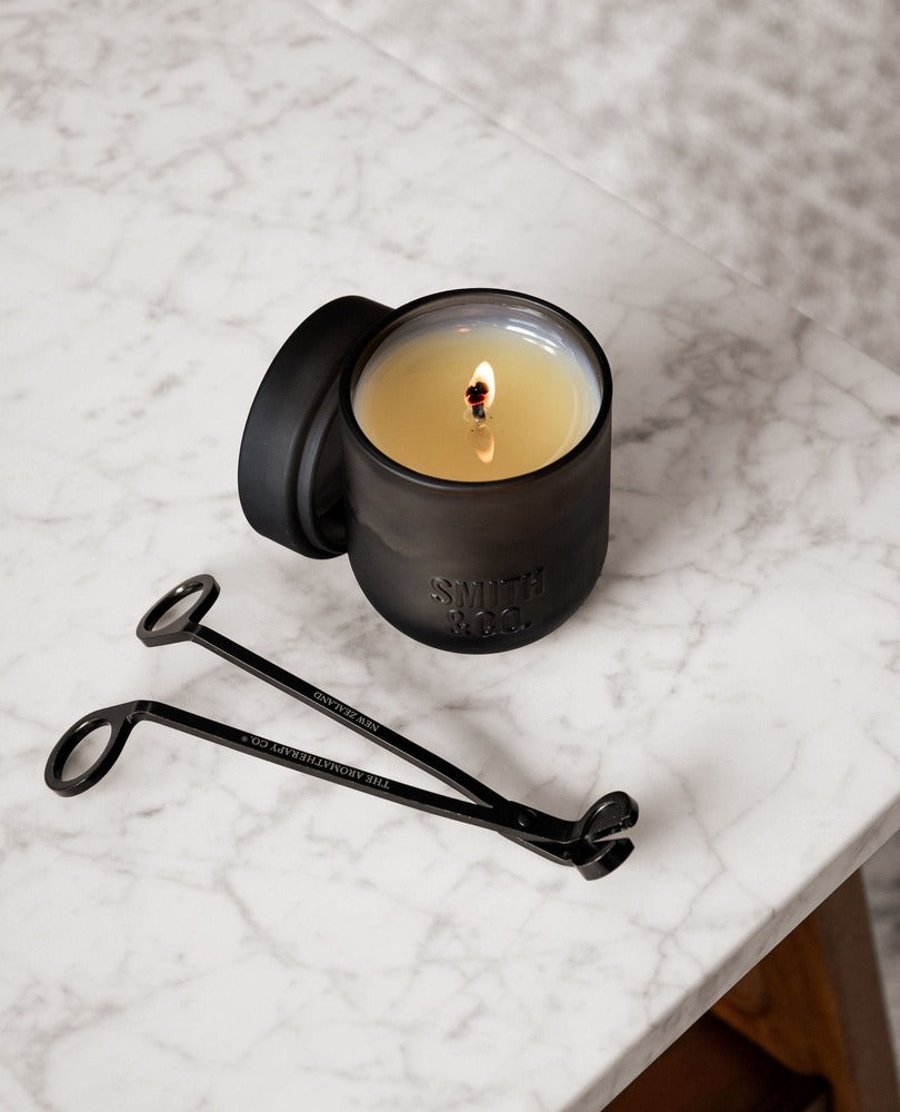 THE AROMATHERAPY CO Smith & Co Candle - Tabac & Cedarwood