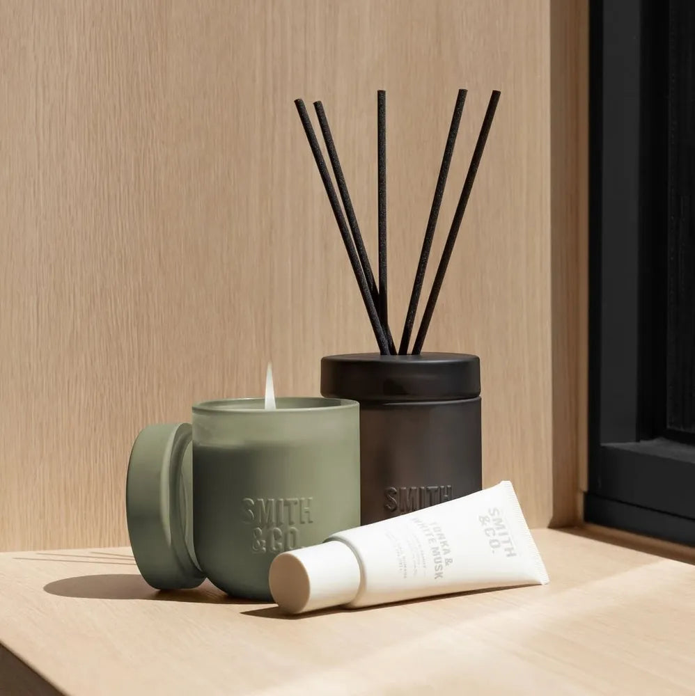 THE AROMATHERAPY CO Smith & Co Candle - Amber & Freesia