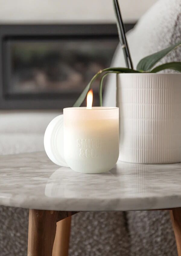THE AROMATHERAPY CO Smith & Co Candle - Tonka & White Musk
