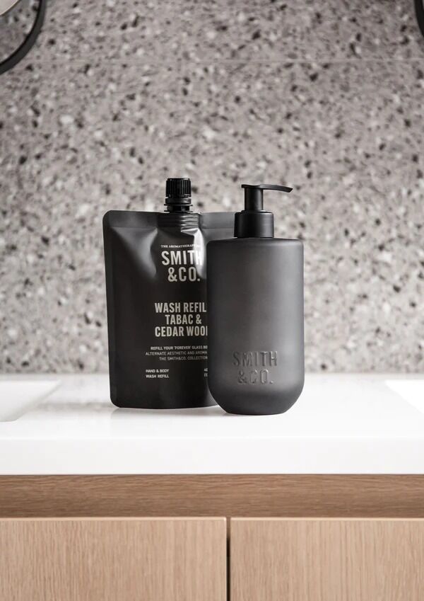 THE AROMATHERAPY CO Smith & Co Hand & Body Lotion - Tabac & Cedarwood
