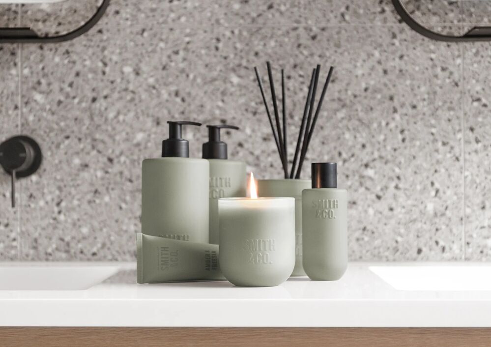 THE AROMATHERAPY CO Smith & Co Hand & Body Lotion - Amber & Freesia