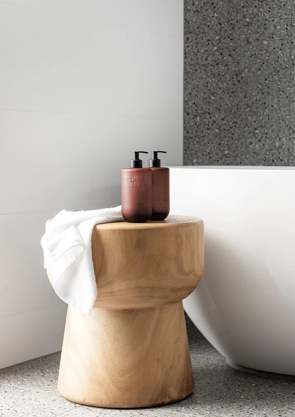THE AROMATHERAPY CO Smith & Co Hand & Body Lotion - Black Oud & Saffron