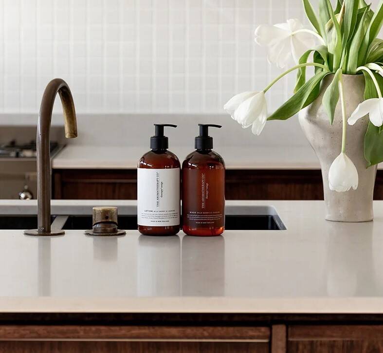 THE AROMATHERAPY CO Therapy Hand & Body Lotion - Wild Berry & Jasmine