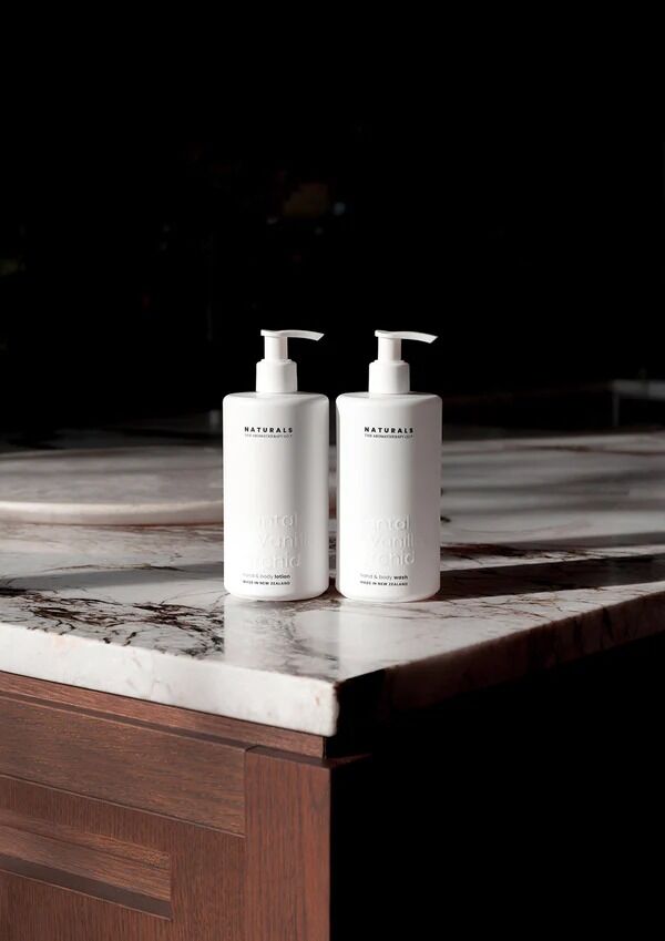 THE AROMATHERAPY CO Naturals Hand & Body Wash - Santal & Vanilla Orchid