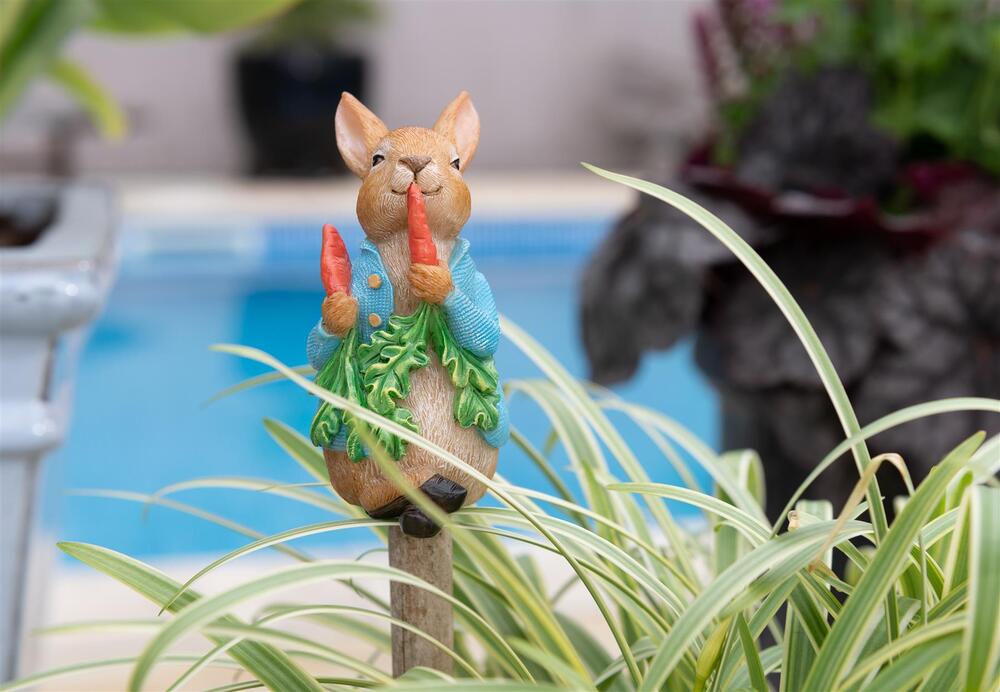 Jardinopia Cane Companion - Beatrix Potter: Peter Rabbit Eating Radishes