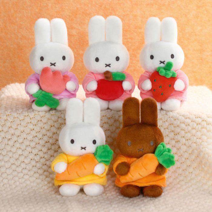 Miffy Keyring - Miffy with Carrot