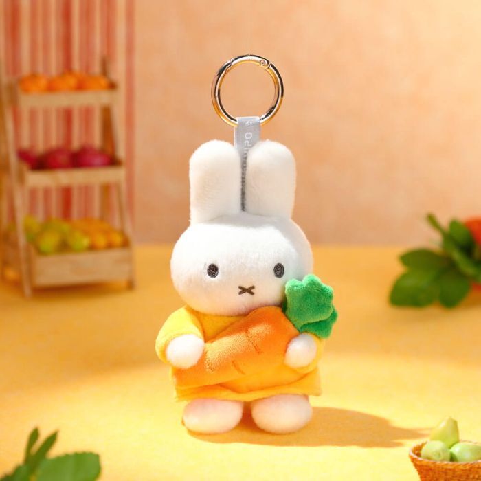 Miffy Keyring - Miffy with Carrot