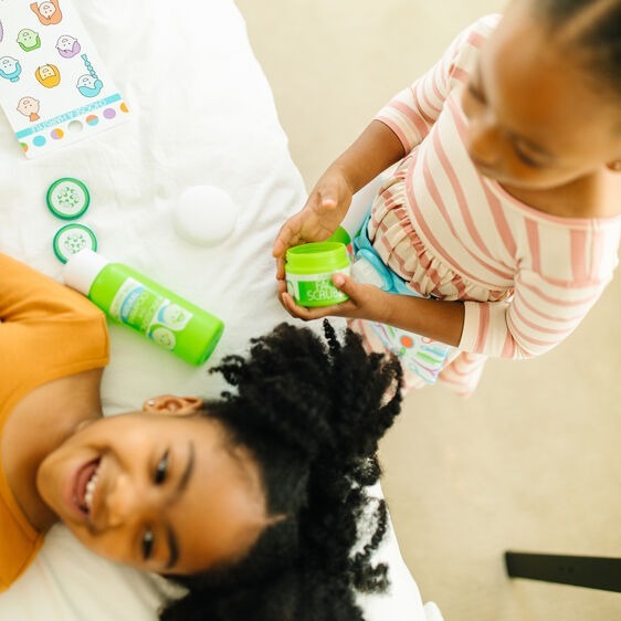 Melissa & Doug Love Your Look - Salon & Spa Play Set