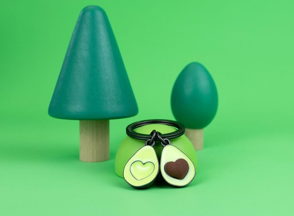 Metalmorphose Keychain - Avocado with Heart-Shaped Pit
