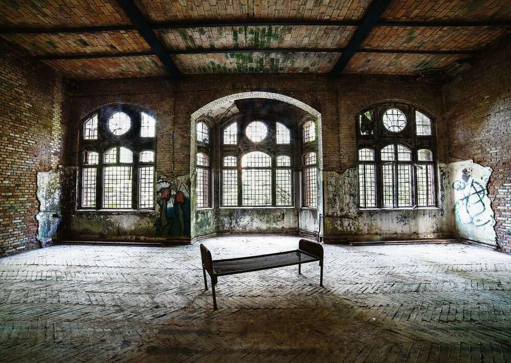 Ravensburger Puzzle 1000pc - Lost Places Women's Pavilion
