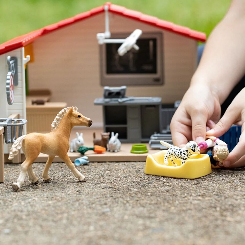 Schleich Farm World - Veterinarian Practice With Pets