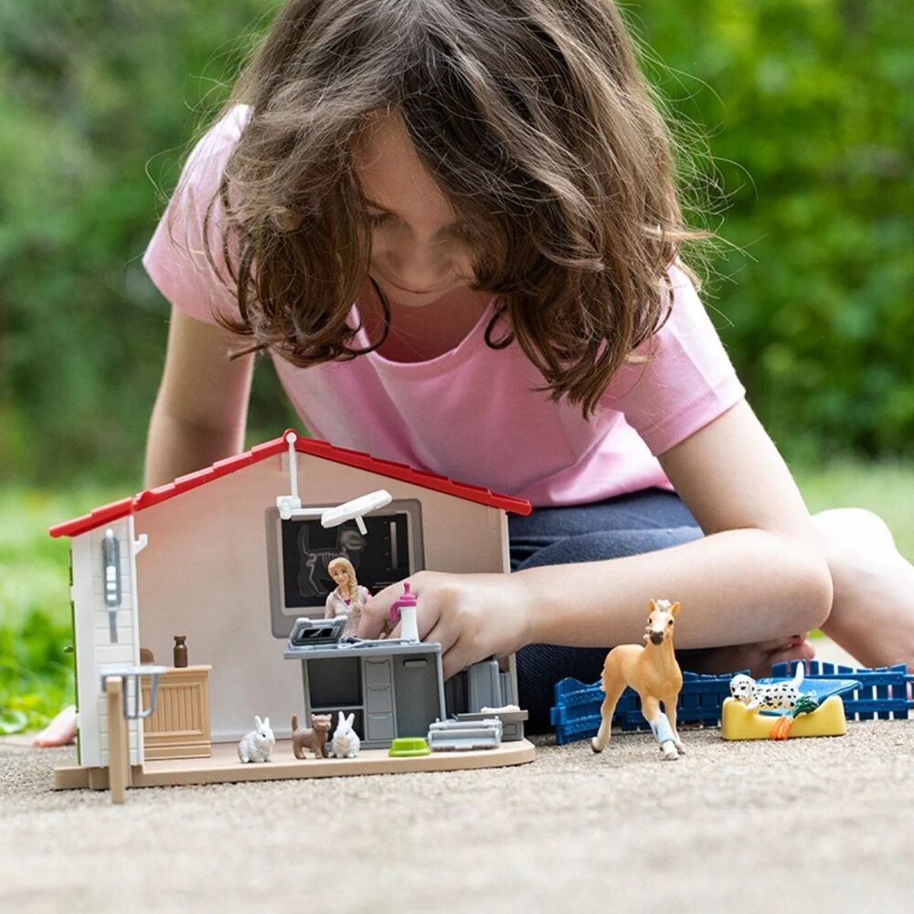 Schleich Farm World - Veterinarian Practice With Pets