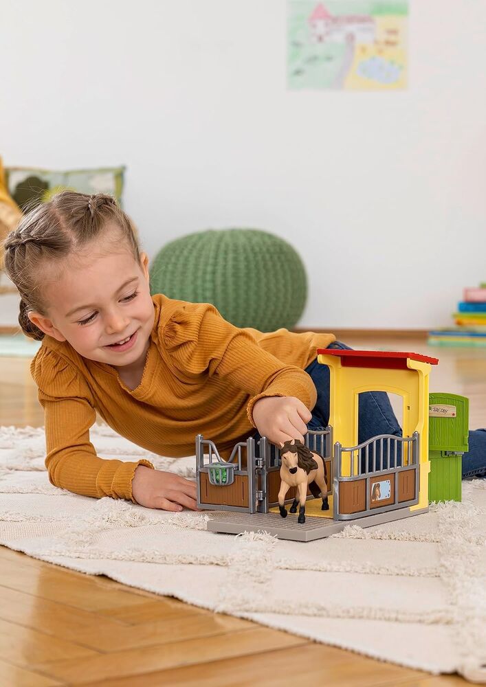 Schleich Farm World - Farm with Chicken Coop and Horse Box