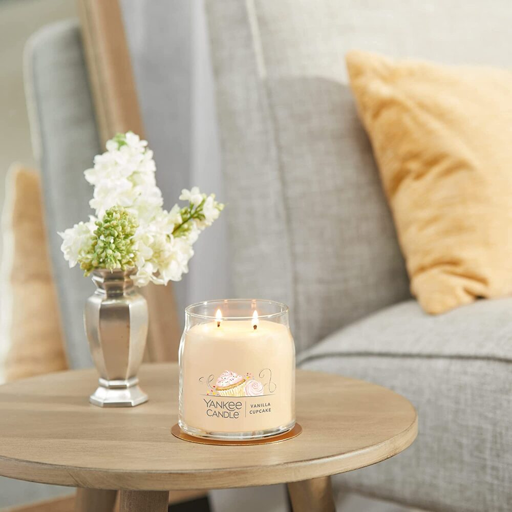 Yankee Candle Signature Medium Jar - Vanilla Cupcake